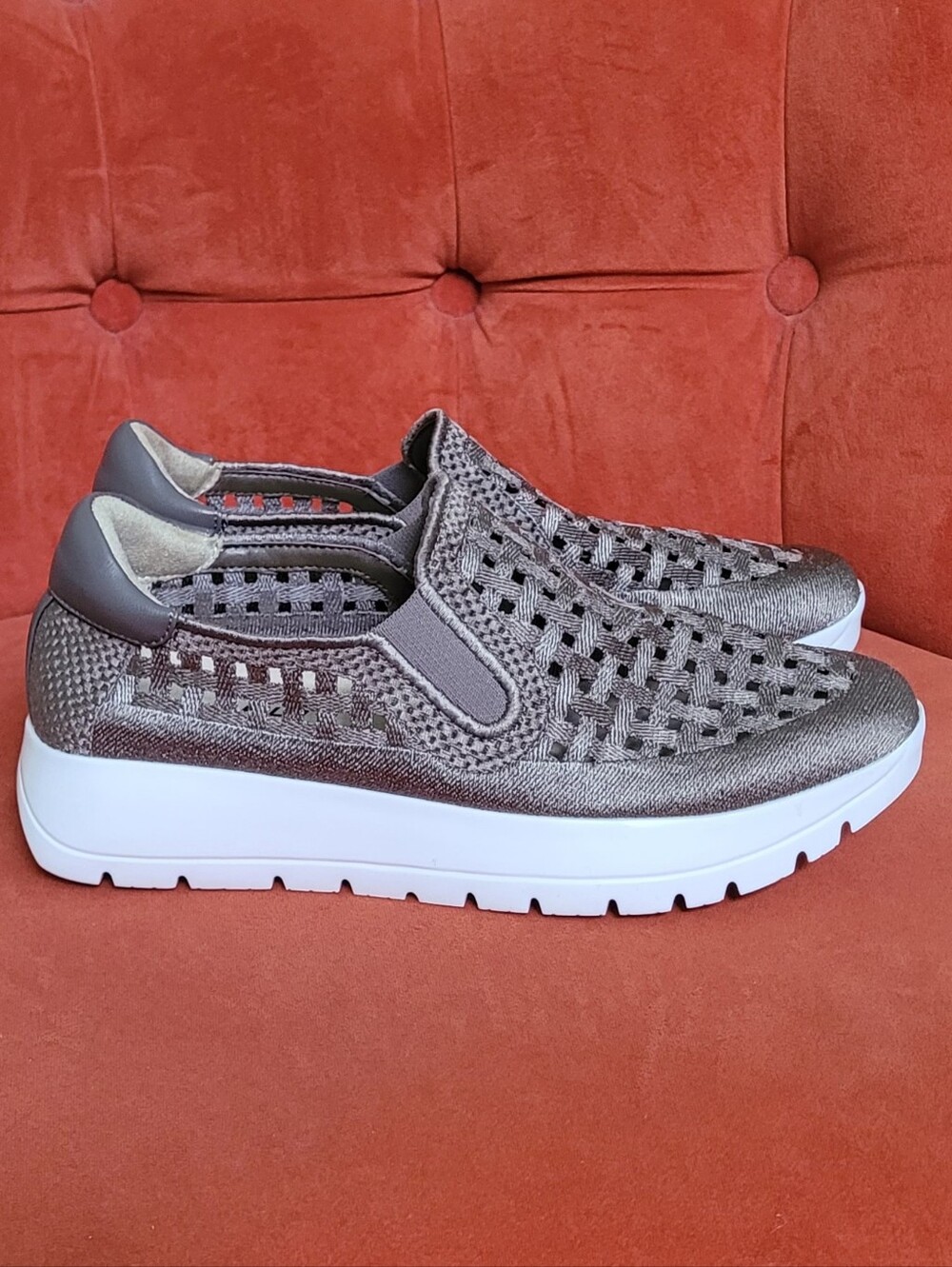 Vaneli women quay shoes in taupe Size 7.5